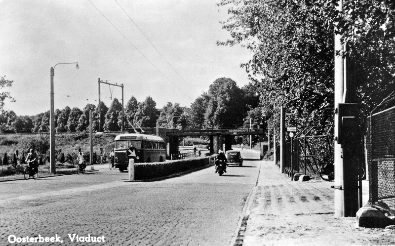 trollybus bij viaduct