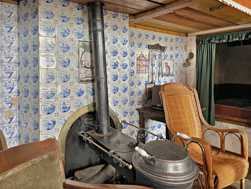 Huiskamer met tegelwand