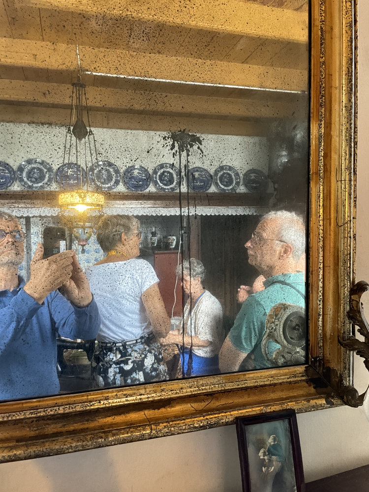 Spiegel in de huiskamer